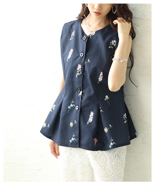 Sawa a la mode(サワアラモード)の「花柄ペプラムフレアノースリーブトップス(ベスト・レディース・ブラック/ネイビー・FREE)」の13枚目の写真