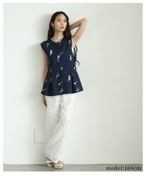 Sawa a la mode(サワアラモード)の「花柄ペプラムフレアノースリーブトップス(ベスト・レディース・ブラック/ネイビー・FREE)」の14枚目の写真