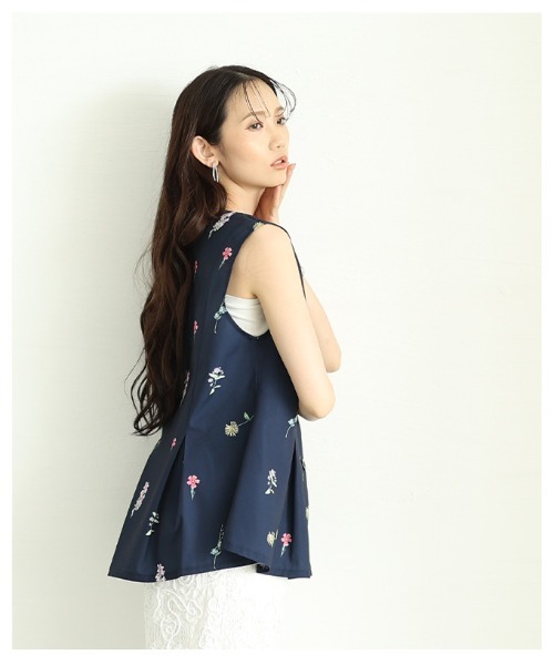 Sawa a la mode(サワアラモード)の「花柄ペプラムフレアノースリーブトップス(ベスト・レディース・ブラック/ネイビー・FREE)」の16枚目の写真