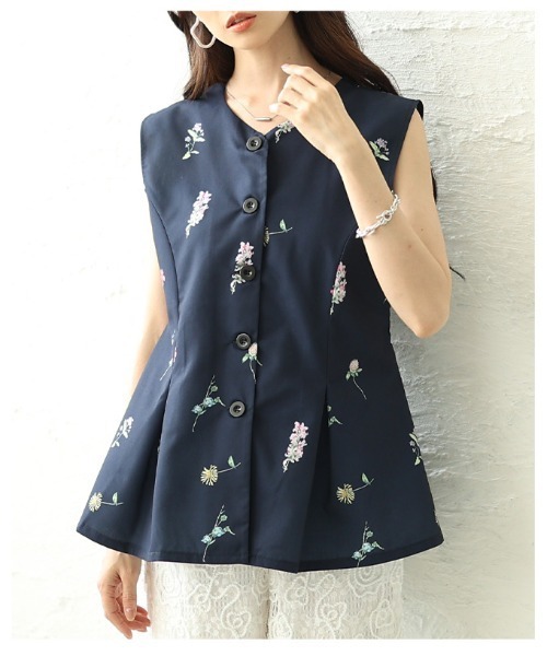 Sawa a la mode(サワアラモード)の「花柄ペプラムフレアノースリーブトップス(ベスト・レディース・ブラック/ネイビー・FREE)」の17枚目の写真