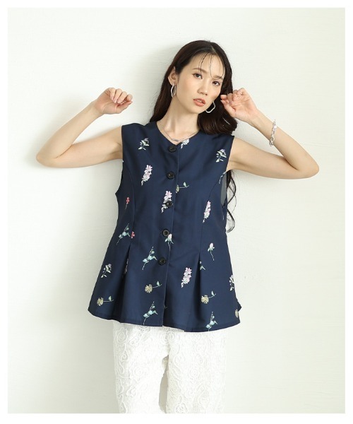 Sawa a la mode(サワアラモード)の「花柄ペプラムフレアノースリーブトップス(ベスト・レディース・ブラック/ネイビー・FREE)」の18枚目の写真