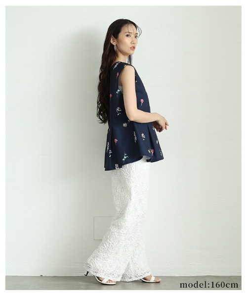 Sawa a la mode(サワアラモード)の「花柄ペプラムフレアノースリーブトップス(ベスト・レディース・ブラック/ネイビー・FREE)」の19枚目の写真