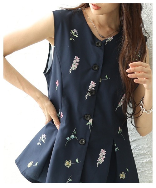 Sawa a la mode(サワアラモード)の「花柄ペプラムフレアノースリーブトップス(ベスト・レディース・ブラック/ネイビー・FREE)」の20枚目の写真