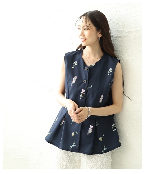 Sawa a la mode(サワアラモード)の「花柄ペプラムフレアノースリーブトップス(ベスト・レディース・ブラック/ネイビー・FREE)」の21枚目の写真