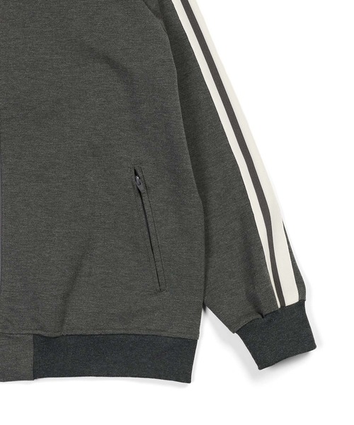 The DUFFER of ST.GEORGE（ザダファーオブセントジョージ）の「【WEB限定アイテム】SETUP SIDE LINE TRACK JACKET：セットアップ サイドライン トラックジャケット（ジャージ・メンズ・チャコールグレー/ブラック・X-LARGE/LARGE/MEDIUM/SMALL）」の6枚目の写真