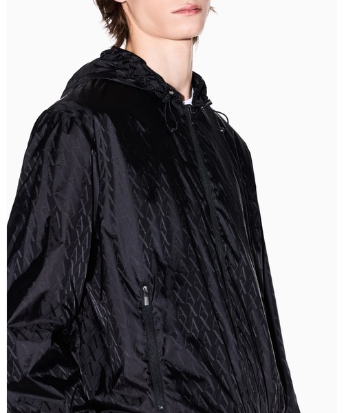 ARMANI EXCHANGE(アルマーニエクスチェンジ)の「【A|X アルマーニ エクスチェンジ】オールオーバーロゴ シャイニーナイロンブルゾン(ナイロンジャケット・メンズ・ブラック・LARGE/MEDIUM/SMALL/X-LARGE/X-SMALL)」の3枚目の写真