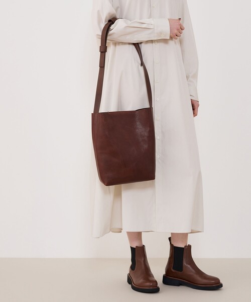 TOMORROWLAND （トゥモローランド）の「ARRHE STUDIO レザーショルダーバッグ（ショルダーバッグ・レディース・ダークブラウン/ブラック・FREE）」の3枚目の写真