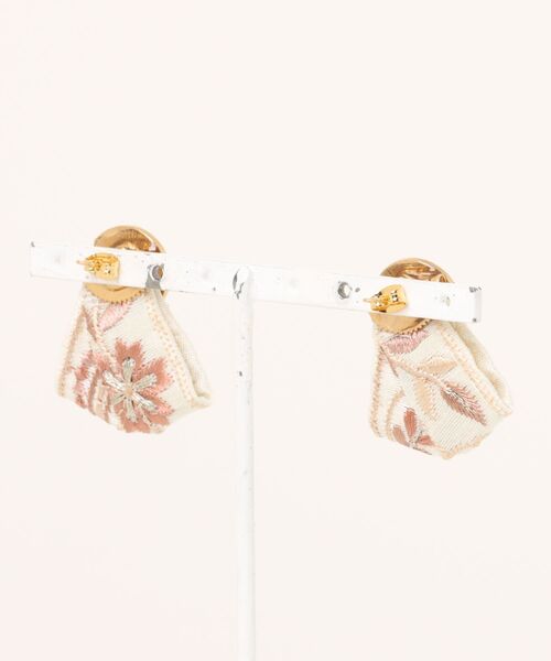 tone(トーン)の「【Lily accessory】インド刺繍リボンピアス(MA)(ピアス(両耳用)・レディース・ホワイト・FREE)」の3枚目の写真