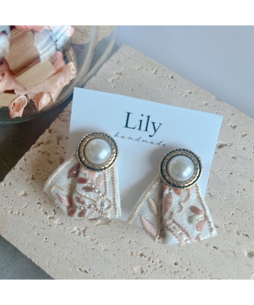 tone(トーン)の「【Lily accessory】インド刺繍リボンピアス(MA)(ピアス(両耳用)・レディース・ホワイト・FREE)」の1枚目の写真