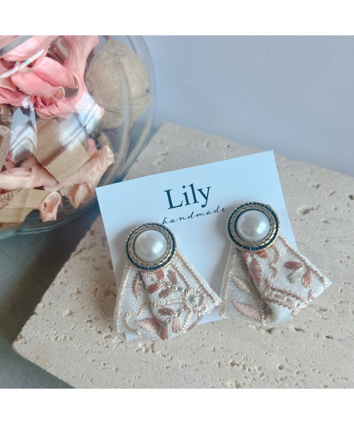 tone(トーン)の「【Lily accessory】インド刺繍リボンピアス(MA)(ピアス(両耳用)・レディース・ホワイト・FREE)」の2枚目の写真