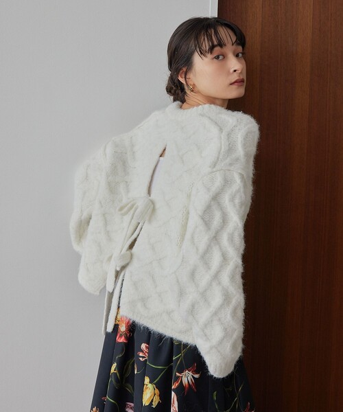 EMMEL REFINES(エメルリファインズ)の「<EMMEL REFINES>EM バックリボン ケーブルニット プルオーバー(ニット/セーター・レディース・ライラック/イエロー/ホワイト・FREE)」の2枚目の写真