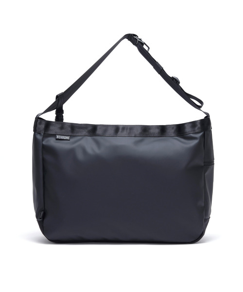 ［ CHROME / クローム ］NEWSPAPER MESSENGER MABK_MATTE BLACK / ニュースペーパー メッセンジャー バッグ マット ブラック 耐水 26L ビッグショルダーバッグ