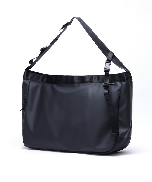 ［ CHROME / クローム ］NEWSPAPER MESSENGER MABK_MATTE BLACK / ニュースペーパー メッセンジャー バッグ マット ブラック 耐水 26L ビッグショルダーバッグ