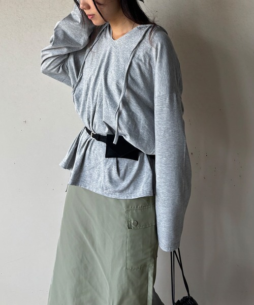 ISOOK（アイスー）の「【ISOOK / アイスー】フード付きカットソー / パーカー フーディ フード付きTシャツ 薄手 ロング丈 ロンT ルーズ チュニック オーバーサイズ Vネック ホワイト グレー 白 ZOZOTOWN限定（パーカー・レディース・グレー/ホワイト・FREE）」の2枚目の写真