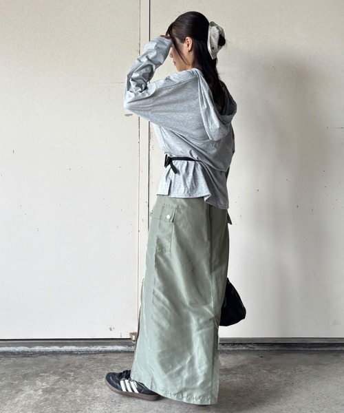 ISOOK（アイスー）の「【ISOOK / アイスー】フード付きカットソー / パーカー フーディ フード付きTシャツ 薄手 ロング丈 ロンT ルーズ チュニック オーバーサイズ Vネック ホワイト グレー 白 ZOZOTOWN限定（パーカー・レディース・グレー/ホワイト・FREE）」の10枚目の写真