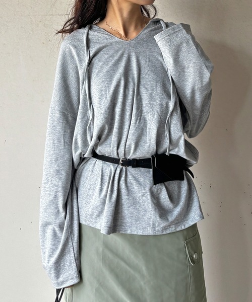 ISOOK（アイスー）の「【ISOOK / アイスー】フード付きカットソー / パーカー フーディ フード付きTシャツ 薄手 ロング丈 ロンT ルーズ チュニック オーバーサイズ Vネック ホワイト グレー 白 ZOZOTOWN限定（パーカー・レディース・グレー/ホワイト・FREE）」の7枚目の写真