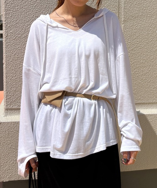 ISOOK（アイスー）の「【ISOOK / アイスー】フード付きカットソー / パーカー フーディ フード付きTシャツ 薄手 ロング丈 ロンT ルーズ チュニック オーバーサイズ Vネック ホワイト グレー 白 ZOZOTOWN限定（パーカー・レディース・グレー/ホワイト・FREE）」の4枚目の写真