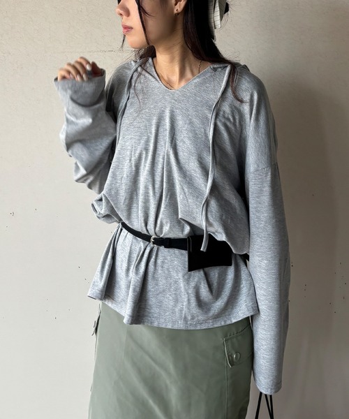 ISOOK（アイスー）の「【ISOOK / アイスー】フード付きカットソー / パーカー フーディ フード付きTシャツ 薄手 ロング丈 ロンT ルーズ チュニック オーバーサイズ Vネック ホワイト グレー 白 ZOZOTOWN限定（パーカー・レディース・グレー/ホワイト・FREE）」の14枚目の写真