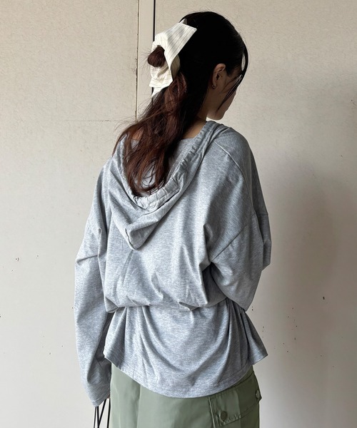 ISOOK（アイスー）の「【ISOOK / アイスー】フード付きカットソー / パーカー フーディ フード付きTシャツ 薄手 ロング丈 ロンT ルーズ チュニック オーバーサイズ Vネック ホワイト グレー 白 ZOZOTOWN限定（パーカー・レディース・グレー/ホワイト・FREE）」の8枚目の写真