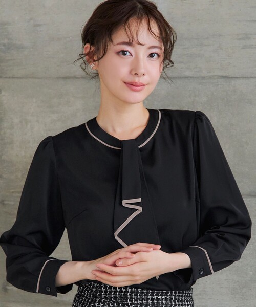 Tiaclasse(ティアクラッセ)の「【2WAY】取り外し可能な?配色パイピングボウタイブラウス(シャツ/ブラウス・レディース・ホワイト系/グレー系/ブラック系/グレー系1・XXL/XL)」の2枚目の写真