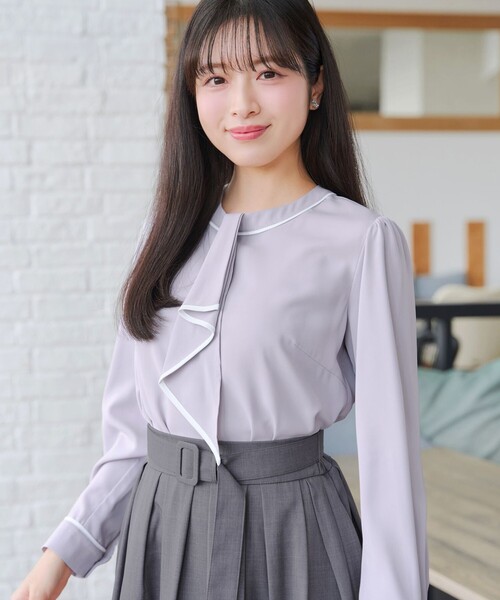 Tiaclasse(ティアクラッセ)の「【2WAY】取り外し可能な?配色パイピングボウタイブラウス(シャツ/ブラウス・レディース・ホワイト系/グレー系/ブラック系/グレー系1・XXL/XL)」の4枚目の写真
