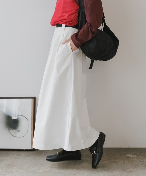 AO2（アオズ）の「Long Skirt with Belt and Two-Tuck Design / ベルト付き ツータックデザインロングスカート（スカート・レディース・グリーン/ホワイト/ブラック・FREE）」の5枚目の写真