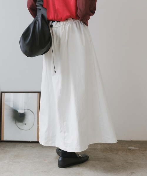 AO2（アオズ）の「Long Skirt with Belt and Two-Tuck Design / ベルト付き ツータックデザインロングスカート（スカート・レディース・グリーン/ホワイト/ブラック・FREE）」の6枚目の写真