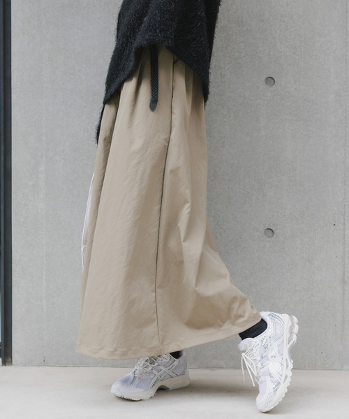 AO2（アオズ）の「Long Skirt with Belt and Two-Tuck Design / ベルト付き ツータックデザインロングスカート（スカート・レディース・グリーン/ホワイト/ブラック・FREE）」の20枚目の写真
