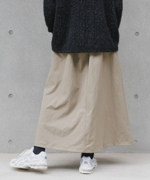 AO2（アオズ）の「Long Skirt with Belt and Two-Tuck Design / ベルト付き ツータックデザインロングスカート（スカート・レディース・グリーン/ホワイト/ブラック・FREE）」の21枚目の写真