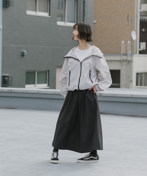 AO2（アオズ）の「Long Skirt with Belt and Two-Tuck Design / ベルト付き ツータックデザインロングスカート（スカート・レディース・グリーン/ホワイト/ブラック・FREE）」の17枚目の写真