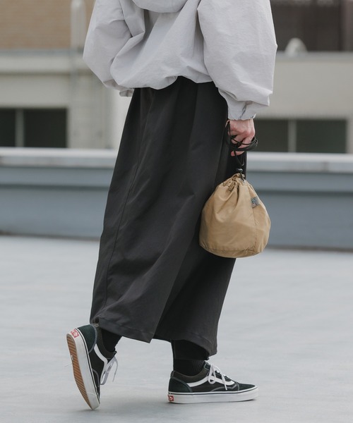 AO2（アオズ）の「Long Skirt with Belt and Two-Tuck Design / ベルト付き ツータックデザインロングスカート（スカート・レディース・グリーン/ホワイト/ブラック・FREE）」の14枚目の写真