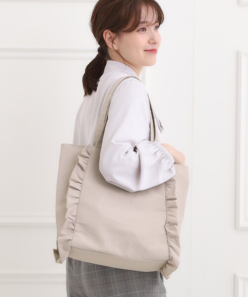 SHOO・LA・RUE(シューラルー)の「【セレモニー】フリルトートバッグ(トートバッグ・レディース・グレー/ブラック/ライトベージュ/ライトパープル/ネイビー・00)」の3枚目の写真