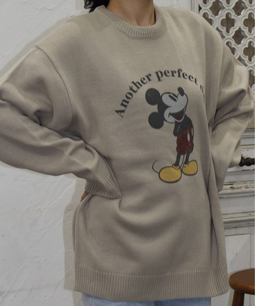 MICKEY MOUSE(ミッキーマウス)の「【DISNEY/ディズニー】ミッキーマウス柄プリント ニットクルーネック(ニット/セーター・レディース・アイボリー/グレイッシュベージュ/サックスブルー/スミクロ・MEDIUM/LARGE)」の4枚目の写真