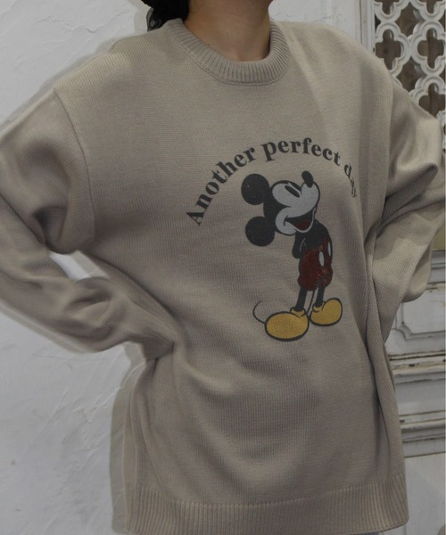 MICKEY MOUSE(ミッキーマウス)の「【DISNEY/ディズニー】ミッキーマウス柄プリント ニットクルーネック(ニット/セーター・レディース・アイボリー/グレイッシュベージュ/サックスブルー/スミクロ・MEDIUM/LARGE)」の5枚目の写真