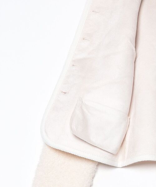 Guess（ゲス）の「IVANA Fuax Fur Buttoned Jacket ジャケット  （ノーカラージャケット・レディース・ブラック/ホワイト系その他・SMALL/LARGE/MEDIUM/X-SMALL）」の13枚目の写真