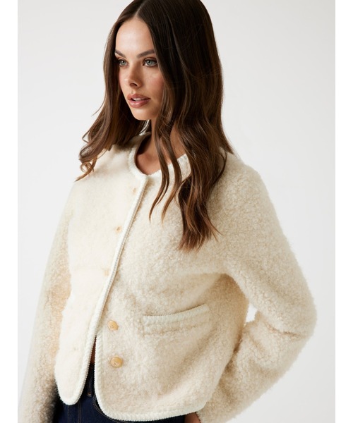 Guess（ゲス）の「IVANA Fuax Fur Buttoned Jacket ジャケット  （ノーカラージャケット・レディース・ブラック/ホワイト系その他・SMALL/LARGE/MEDIUM/X-SMALL）」の5枚目の写真