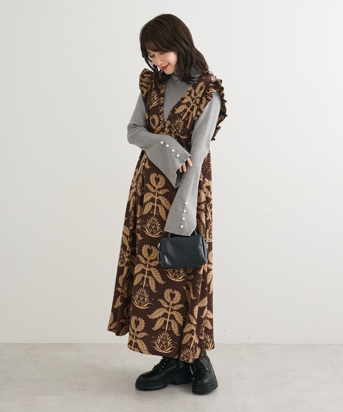 ESCAR（エスカー）の「■ESCAR ボタニカルptフリルエプロンワンピース（ワンピース・レディース・ブラウン/ブラック・FREE）」の2枚目の写真