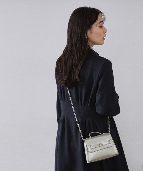 OPAQUE.CLIP（オペークドットクリップ）の「シャイニー合皮スクエアデザインチェーンミニショルダーバッグ（ショルダーバッグ・レディース・ピンクゴールド/シルバー系その他/シルバー/ベビーピンク・00）」の3枚目の写真