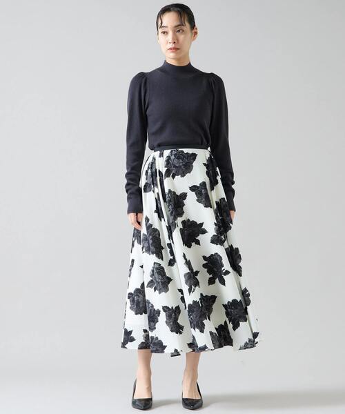 Tiara（ティアラ）の「オールドローズプリントサイドタックサーキュラースカート（スカート・レディース・ネイビー/オフホワイト・2/3）」の4枚目の写真