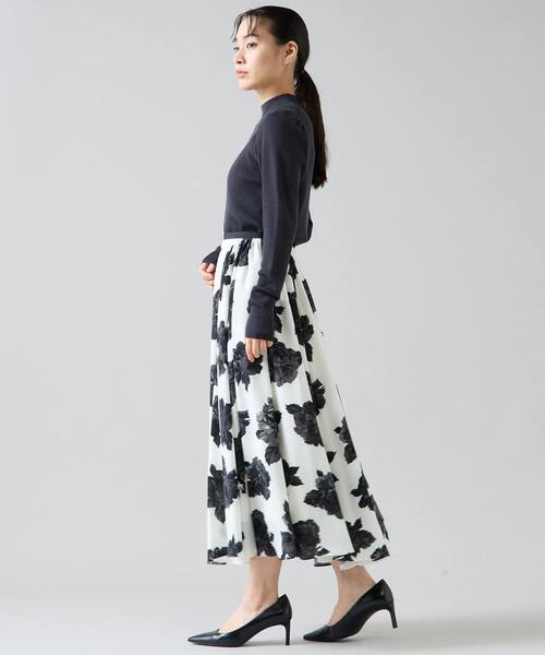 Tiara（ティアラ）の「オールドローズプリントサイドタックサーキュラースカート（スカート・レディース・ネイビー/オフホワイト・2/3）」の5枚目の写真