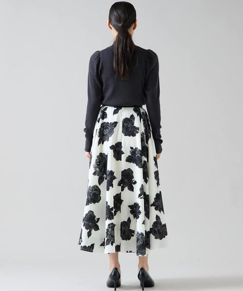 Tiara（ティアラ）の「オールドローズプリントサイドタックサーキュラースカート（スカート・レディース・ネイビー/オフホワイト・2/3）」の6枚目の写真