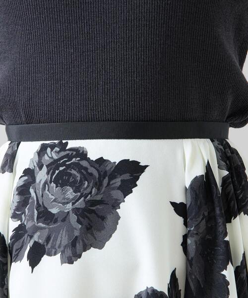 Tiara（ティアラ）の「オールドローズプリントサイドタックサーキュラースカート（スカート・レディース・ネイビー/オフホワイト・2/3）」の7枚目の写真