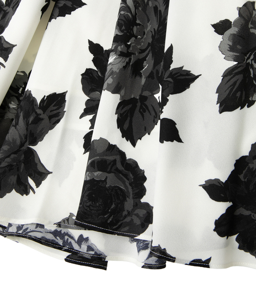 Tiara（ティアラ）の「オールドローズプリントサイドタックサーキュラースカート（スカート・レディース・ネイビー/オフホワイト・2/3）」の12枚目の写真