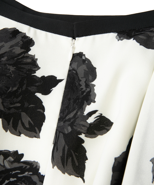 Tiara（ティアラ）の「オールドローズプリントサイドタックサーキュラースカート（スカート・レディース・ネイビー/オフホワイト・2/3）」の13枚目の写真