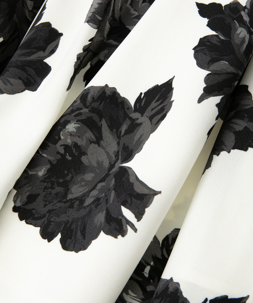 Tiara（ティアラ）の「オールドローズプリントサイドタックサーキュラースカート（スカート・レディース・ネイビー/オフホワイト・2/3）」の14枚目の写真