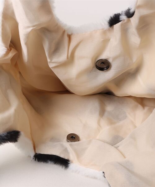 VIBGYOR Women（ヴィブジョー　ウィメン）の「【float】もこもこ デイジー柄 花柄 ファー トートバッグ（トートバッグ・レディース・ホワイト・FREE）」の7枚目の写真