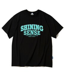 SHINING SENSE VARSITY LOGO Tシャツ - ブラック