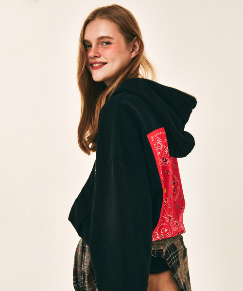 VERSE ONE(バースワン)の「PAISLEY LOGO BANDANA FULL ZIP HOODIE BLACK/RED(パーカー・レディース・その他・LARGE/MEDIUM)」の4枚目の写真