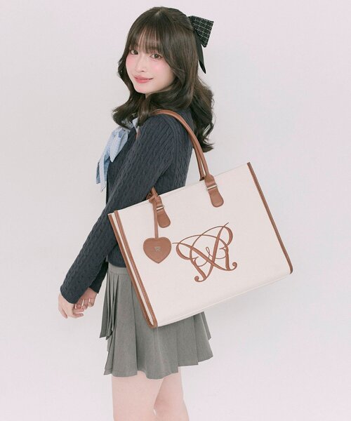 OLIVE des OLIVE（オリーブデオリーブ）の「Aimerianejoieハートミラーチャーム付きトート（トートバッグ・レディース・ブラウン/ベージュ/アイボリー/ブラック/サックスブルー/グレイッシュベージュ・FREE）」の4枚目の写真