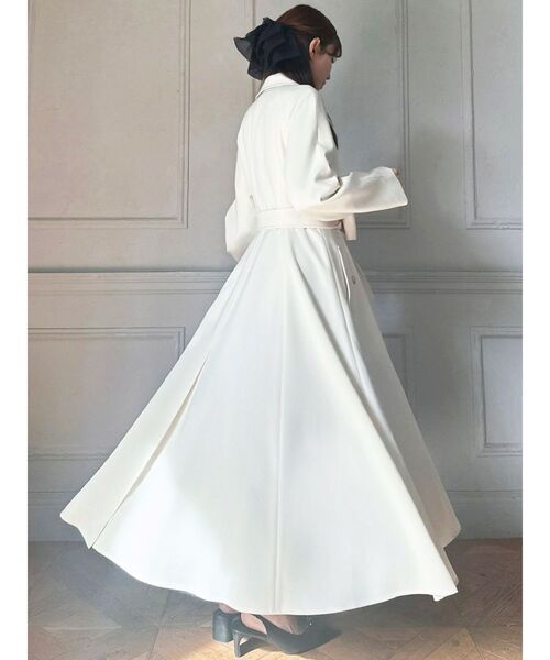 RESEXXY（リゼクシー）の「カスケードフレアロングコート（トレンチコート・レディース・ベージュ/アイボリー/ブルー・FREE）」の8枚目の写真